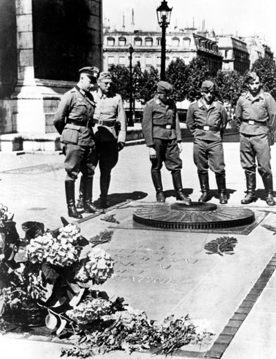 Soldats allemands au Tombeau du Soldat Inconnu à l