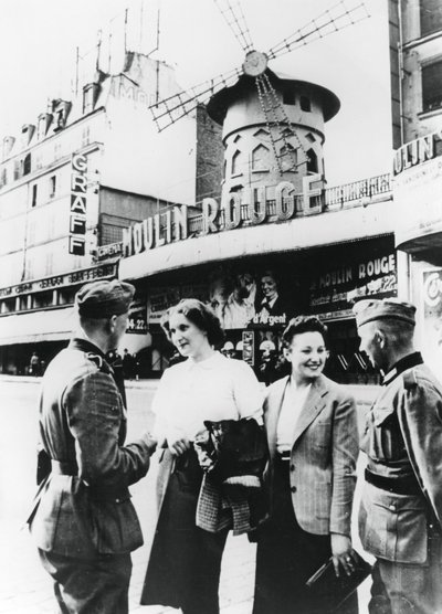 Soldats allemands parlant avec des femmes françaises devant le Moulin Rouge, Paris occupé, juin 1940 - Unbekannt