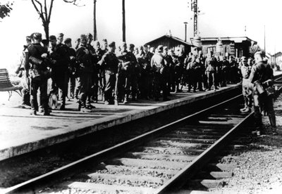 Soldats allemands sur un quai de gare en attente de transport, Paris, août 1940 - Unbekannt