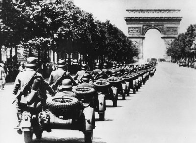 Soldats allemands sur les Champs-Élysées, Paris, 14 juin 1940 - Unbekannt
