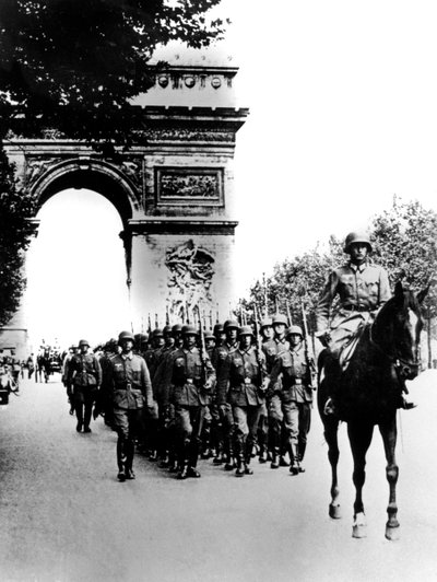 Troupes allemandes marchant sur les Champs-Élysées, Paris, 14 juin 1940 - Unbekannt