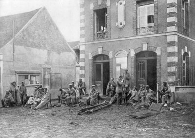 Troupes allemandes assises sur les marches de la mairie de Vareddes, France, 1914 - Unbekannt