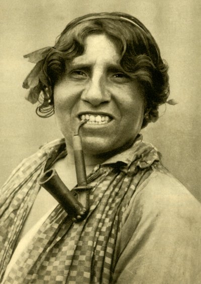 Femme gitane fumant une pipe, Burgenland, Autriche, vers 1935 - Unbekannt