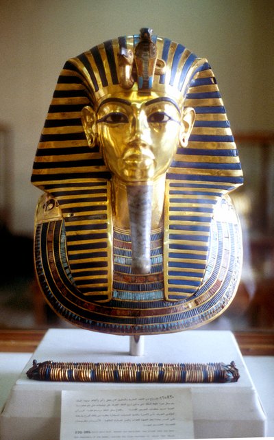 Masque funéraire en or et lapis-lazuli de Toutankhamon, Roi d