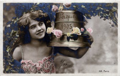 Carte de vœux pour Pâques : une jeune fille souriante pose à côté d