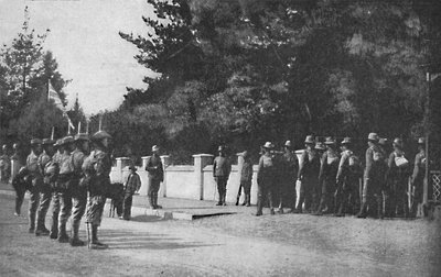 Les Grenadiers de la Garde avec leurs nouveaux chapeaux relevant la garde au quartier général de Lord Roberts, Pretoria - Unbekannt