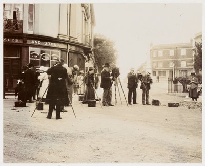 Groupe de photographes prenant des photos dans la rue - Unbekannt