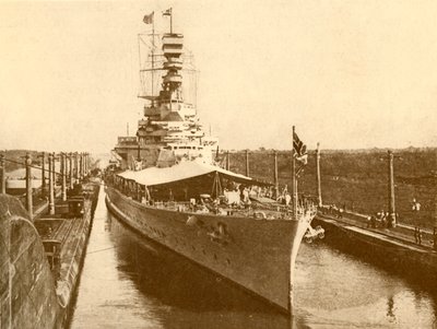 H.M.S. Renown passant par le canal de Panama avec le duc et la duchesse d