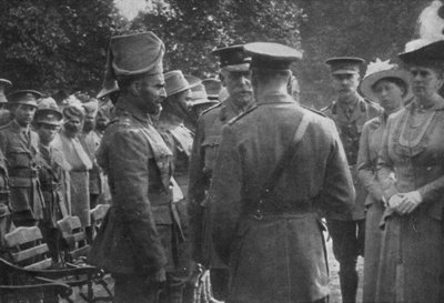 Le roi George V parlant à Sir Walter Lawrence et Mir Dast, V.C., 25 août 1915, 1939 - Unbekannt