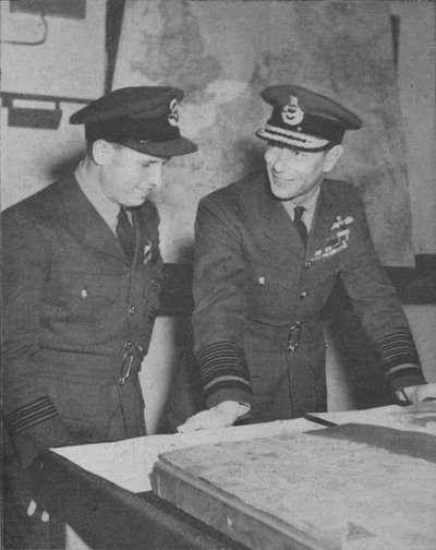 Sa Majesté le Roi apprend les détails du raid de la R.A.F. sur les barrages de la Ruhr le 17 mai 1943, 1943-44 - Unbekannt