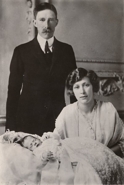 H.R.H. Princesse Mary et Vicomte Lascelles avec leur fils, George Henry Hubert Lascelles, 1923 - Unbekannt