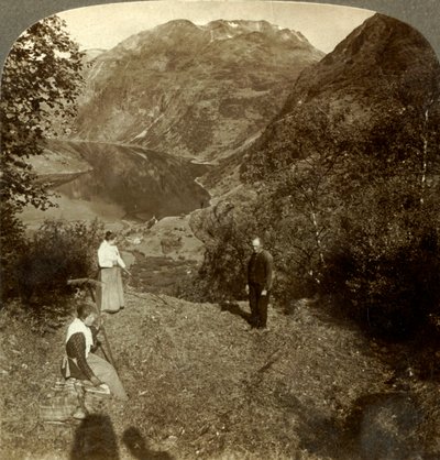 Fauchage sur une étagère de montagne au-dessus du village de Marok et du fjord Geirangerfjord, Norvège - Unbekannt