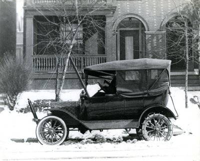 Hermann von Schrenk dans une Ford de 1916 devant sa maison au 4139 McPherson, St. Louis, Mo - Unbekannt