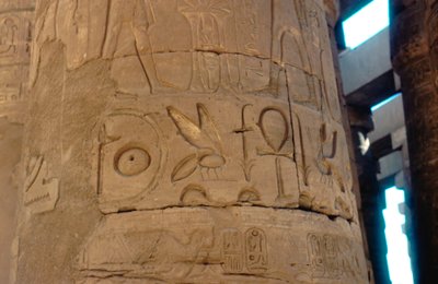 Hiéroglyphes gravés sur une colonne au temple de Karnak, Égypte, vers 14e-13e siècle av. J.-C. - Unbekannt