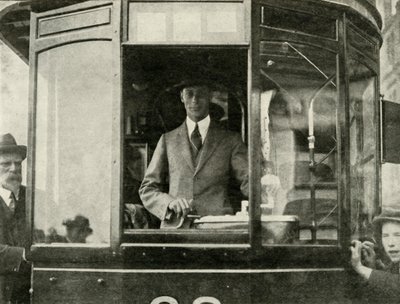 Sa Majesté conduisant un tramway dans les rues de Glasgow..., 1924, 1937 - Unbekannt