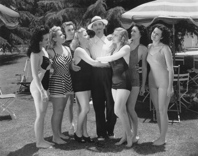 Hollywood, Californie : vers 1935 Sept jeunes femmes en maillots de bain rivalisent pour attirer l
