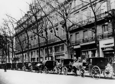 Fiacres tirés par des chevaux dans une rue pendant l