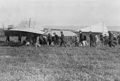 Hubert Latham se prépare à décoller après Louis Blériot, près de Calais, France, 25 juillet 1909 - Unbekannt