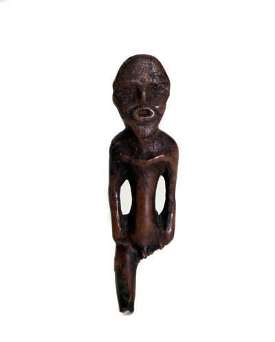 Idole sculptée dans un bois d