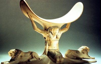 Appuie-tête en ivoire soutenu par une figure, Égyptien ancien, 18ème dynastie, vers 1325 av. J.-C. - Unbekannt