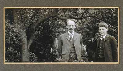J J Thomson avec son fils, George, vers 1909 - Unbekannt