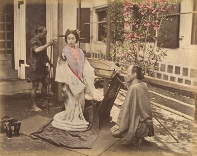 [Femme japonaise en tenue traditionnelle posant avec deux hommes] - Unbekannt
