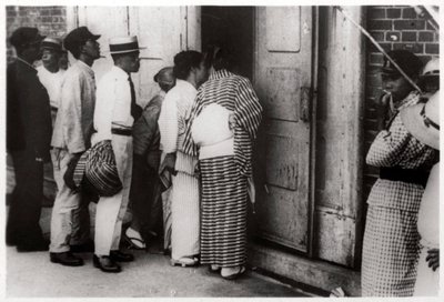 Foule japonaise regardant dans le hangar Zeppelin, Kasumigaura, Japon, 1929-1933 - Unbekannt