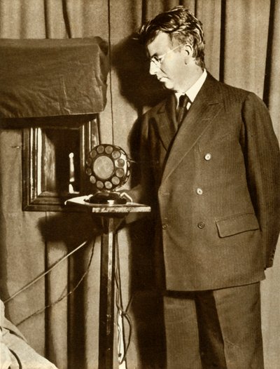 John Logie Baird regardant la première pièce télévisée, 14 juillet 1930, 1935 - Unbekannt