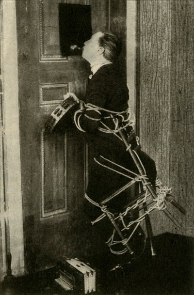 John Nevil Maskelyne réalise une illusion de cabinet spirite, vers 1910 - Unbekannt