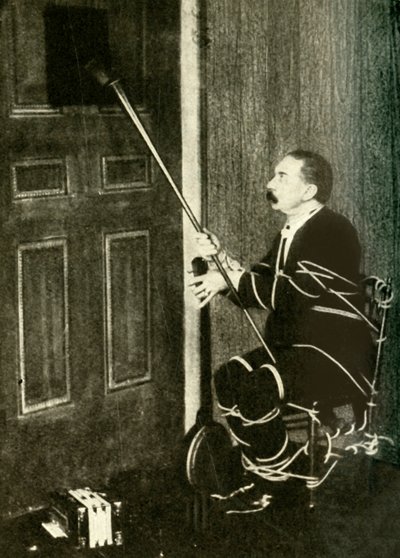 John Nevil Maskelyne réalise une illusion de cabinet spirite, vers 1910 - Unbekannt