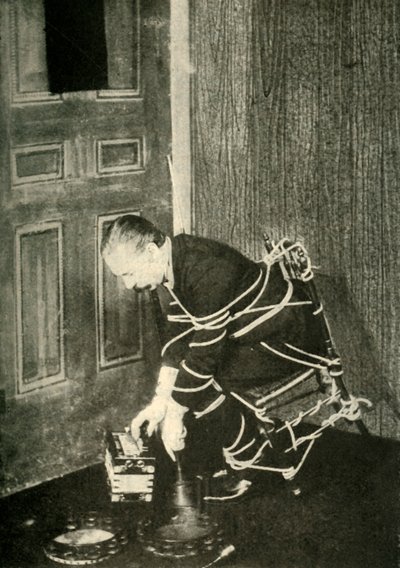 John Nevil Maskelyne réalise une illusion de cabinet spirituel, c1910 - Unbekannt