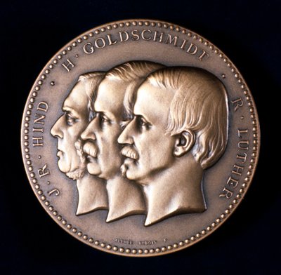 John Russell Hind, Hermann Goldschmidt et Robert Luther, astronomes, c1900 - Unbekannt