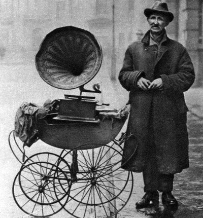 Joueur de gramophone au bord du trottoir, Holborn, Londres, 1926-1927 - Unbekannt