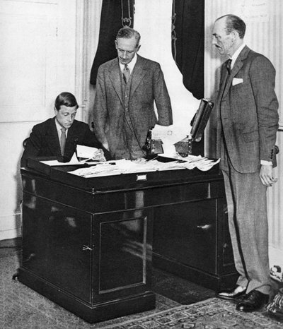 Le roi Édouard VIII au travail avec son personnel au palais de St James, Londres, 1936 - Unbekannt