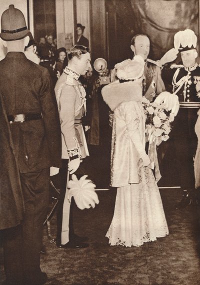 Le roi George VI et la reine Elizabeth quittant un déjeuner en l