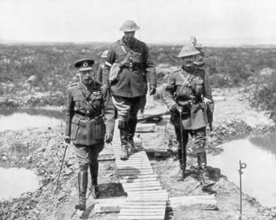 Le roi George V et le général canadien Currie voient le terrain capturé à Vimy et Messines, 1917 - Unbekannt