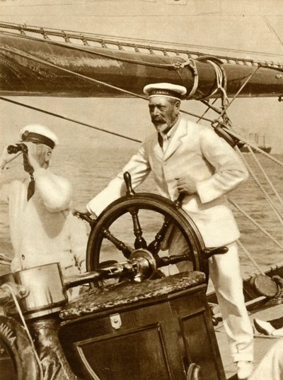 Le roi George V à la barre de son yacht, Britannia, pendant la semaine de régates de Cowes - Unbekannt