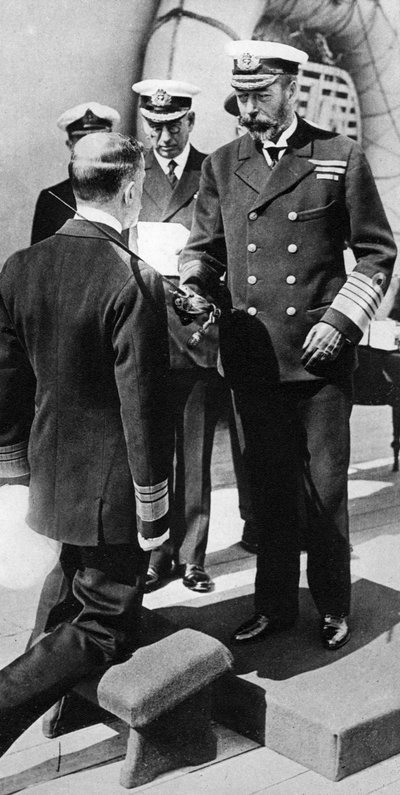 Le roi George V fait chevalier le vice-amiral Pakenham à bord du HMS Princess Royal, c1930s - Unbekannt