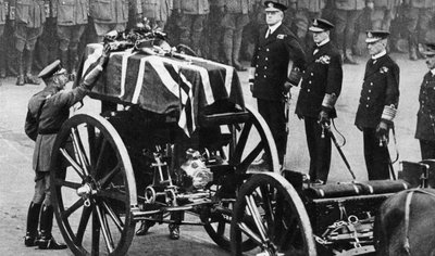 Le roi George V dépose une couronne sur le cercueil d