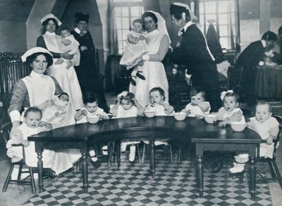 Crèche de Kingsway Hall pour les enfants dont les pères sont à la guerre et les mères travaillent, 1914 - Unbekannt