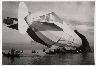 LZ 6 entrant dans un hangar flottant, Halle, Allemagne - Unbekannt