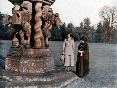 Lady Elizabeth Bowes-Lyon et la comtesse de Strathmore, château de Glamis, Écosse, 1923 - Unbekannt