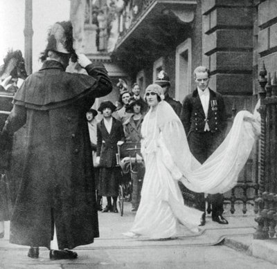 Lady Elizabeth Bowes-Lyon en route pour se marier à l