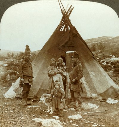 Famille lapone et chien de traîneau - devant leur maison d