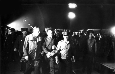 Derniers pas du cosmonaute russe Vladimir Komarov, Cosmodrome de Baïkonour, URSS, 23 avril 1967 - Unbekannt