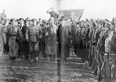 Léon Trotsky, commissaire du peuple à la guerre, passant en revue les troupes de l