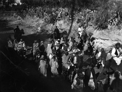 Réfugiés libyens escortés par l