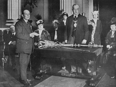 Lieut. Bell, R.N.R., capitaine du Thordis, présenté par le Lord Maire de Londres avec le r - Unbekannt