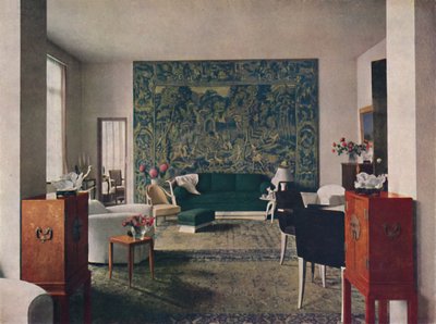 Salon conçu par Porteneuve & Dominique, dont le mur du fond est orné d