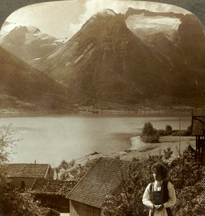 Vue de Hjelle à travers le lac Strynns jusqu